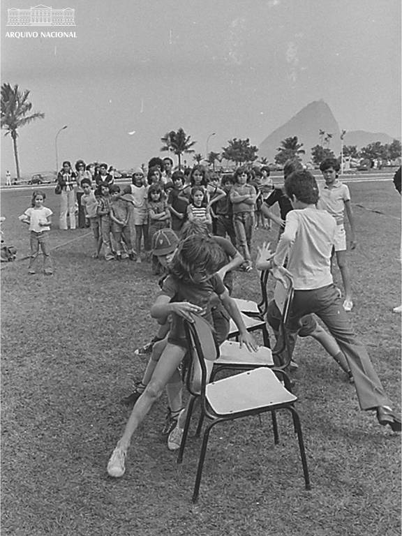 Crianças brincam de dança das cadeiras, em evento no Rio, em 1970