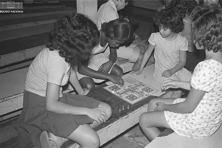 Meninas jogam ludo, em foto de 1975