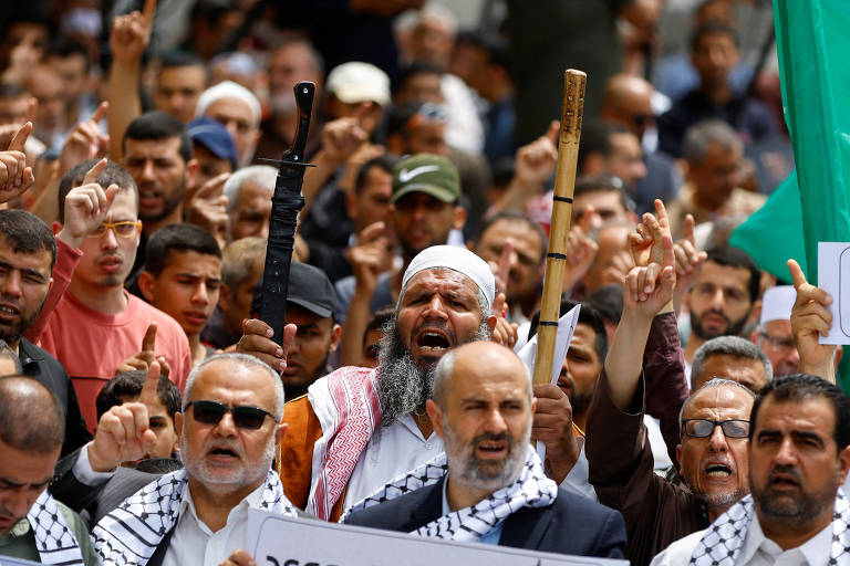 Apoiadores do Hamas em manifestação em maio em Khan Younis, na Faixa de Gaza, contra a presença de grupos de ultradireita israelenses na mequista de Al-Aqsa, em Jerusalém