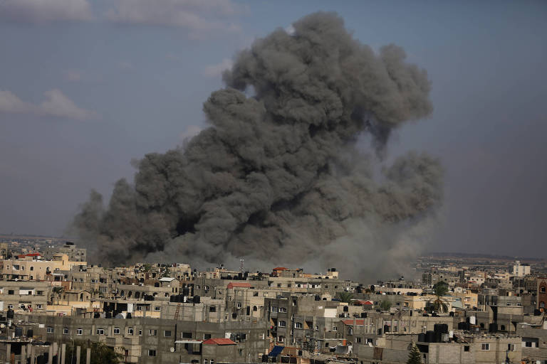 Fumaça depois de ataque israelense à Faixa de Gaza nesta quarta-feira (11)