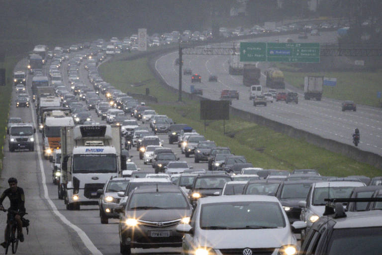 Estradas de SP devem receber 2,5 milhões de carros na saída para o feriado; saiba quais horários evitar