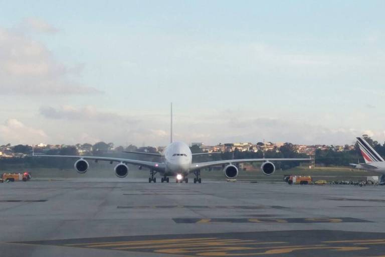 Airbus A380 da Emirates, pousa no Aeroporto Internacional de Guarulhos, em São Paulo (SP), em foto de 2017