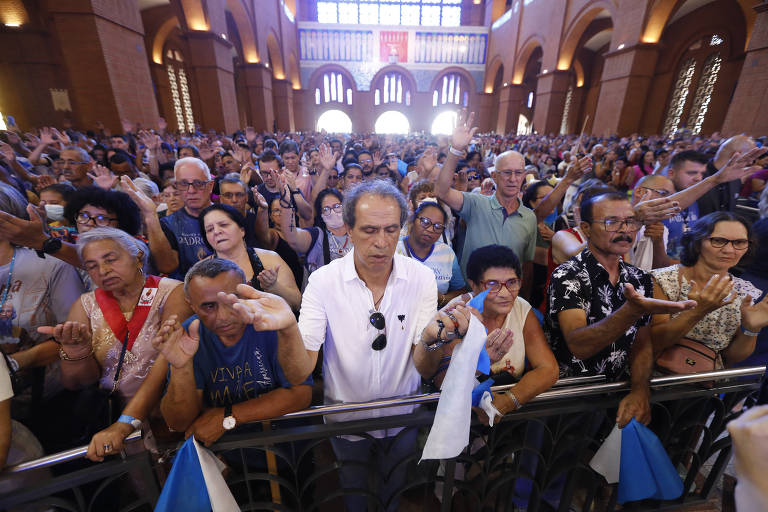 Milhares de fieis acompanham missas em Aparecida