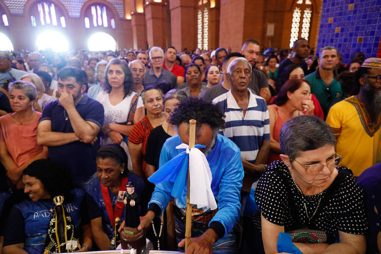Milhares de fiéis acompanham missas em Aparecida