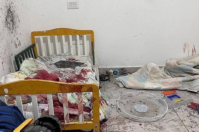 Parede de quarto de criança em Israel com marcas de sangue nas paredes