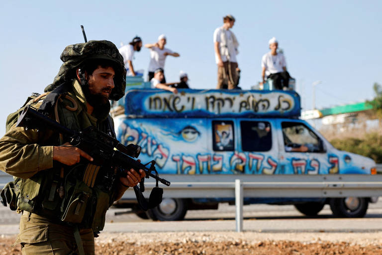 Religiosos judeus tocam música em van e dançam para encorajar os soldados israelenses perto da fronteira de Israel com Gaza
