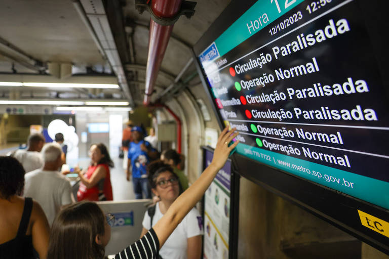 Protesto interrompe circulação de linhas do metrô em São Paulo