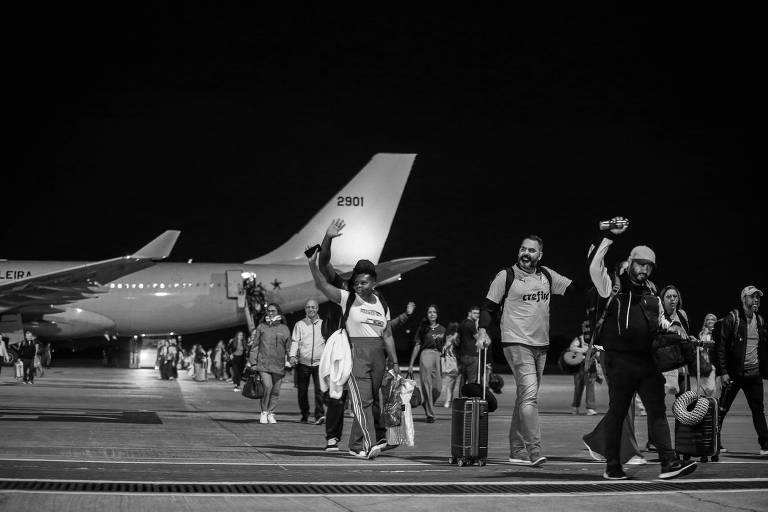 Passageiros depois de desembarcarem de avião na Base Aérea de Brasília 