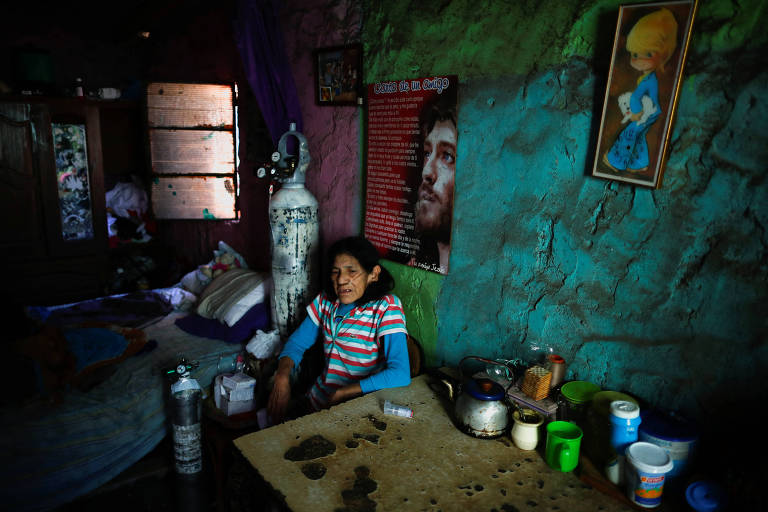 Idosa sentada em sua casa simples da periferia de Buenos Aires.