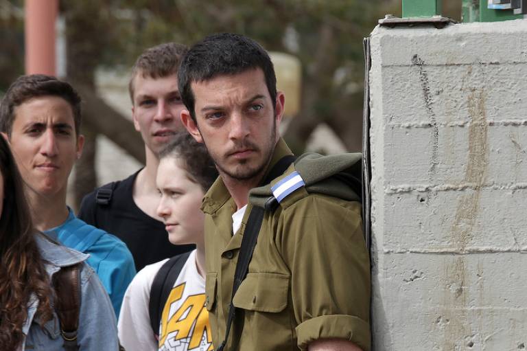 Ator israelense é sequestrado com a mulher e filhas de 3 anos pelo Hamas, diz site