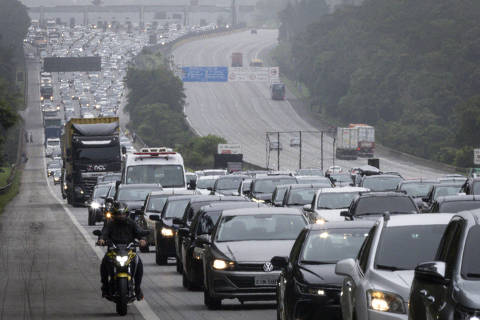 Concessionárias preveem saída de 2,6 milhões de veículos no feriado; veja melhor horário para viajar