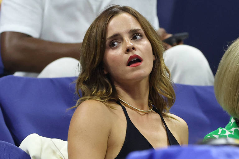 Atriz Emma Watson reage durante final do Aberto dos EUA de tênis