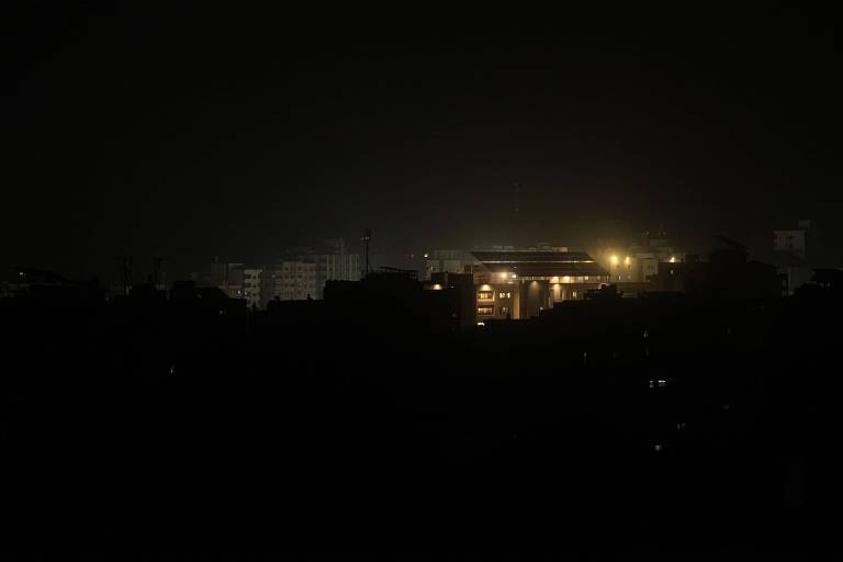 Prédio com energia solar é único iluminado em meio a blecaute na faixa de Gaza
