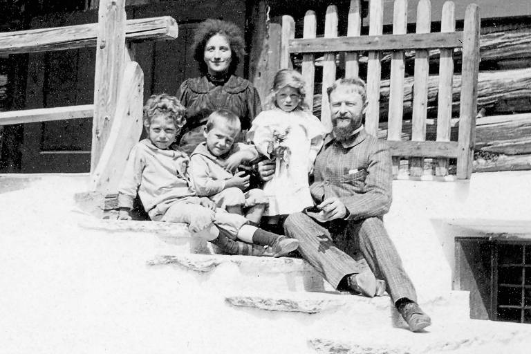 A família Giacometti. Alberto, Annetta, Diego, Ottilia e Giovanni nos degraus de sua casa em Stampa