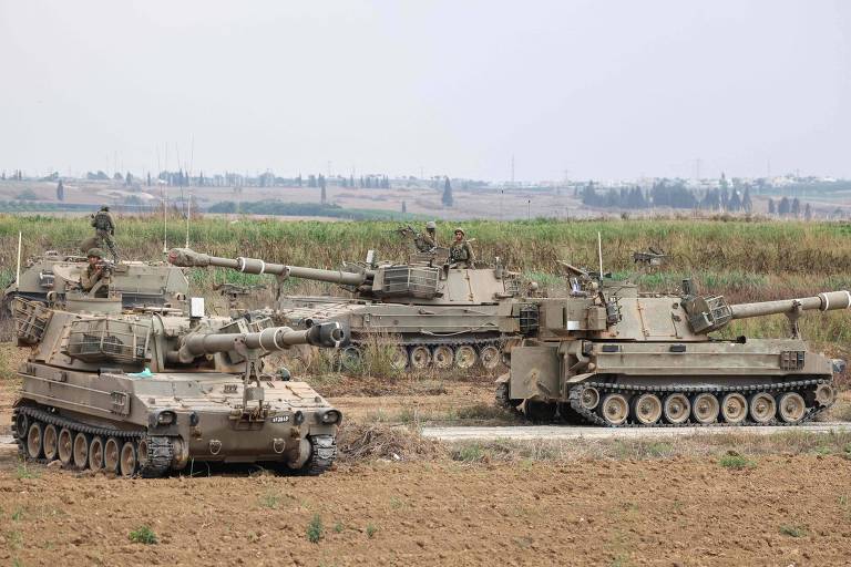 Tanques israelenses próximos à fronteira com a Faixa de Gaza, no sul de Israel, após o ataque do Hamas