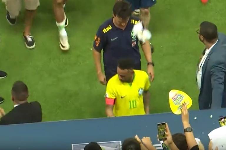 Neymar é atingido por balde de pipoca após empate com Venezuela e xinga torcedor