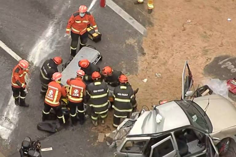 Acidente entre carros e caminhão deixa 8 feridos na Bandeirantes em SP