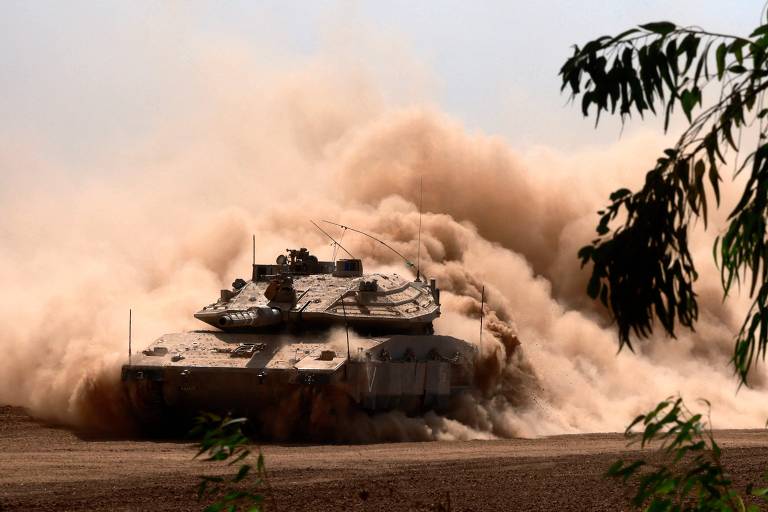 Um tanque israelense Merkava Mk4 se posiciona para ataque perto da Faixa de Gaza 

