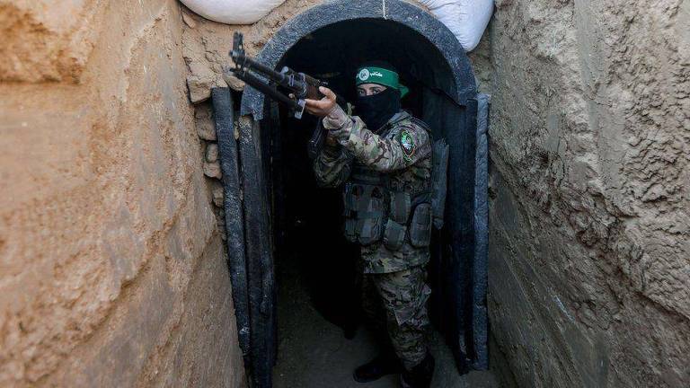 Líder do Hamas em Gaza disse no passado que região tem 500 km de túneis; foto mostra homem armado, vestido com roupa camuflada, dentro de um túnel