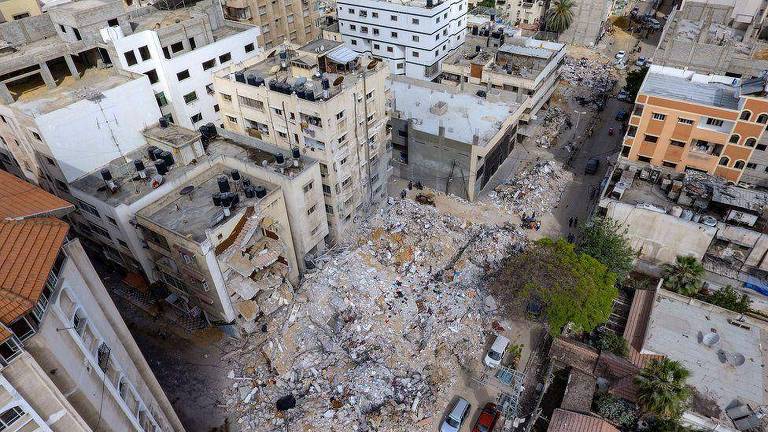 Três edifícios desabaram na cidade de Gaza em 2021, depois que túneis próximos foram atingidos por um ataque aéreo israelense