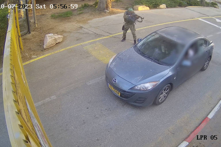 Imagem de câmera de segurança em portão no kibutz de Be'eri mostra terrorista do Hamas atirando nos ocupantes do veículo, no sábado (7), quando a ofensiva do grupo terrorista ocorreu