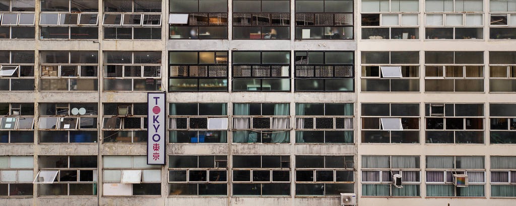 Imagem mostra diversas janelas e um letreico como o nome da boate Tokyo