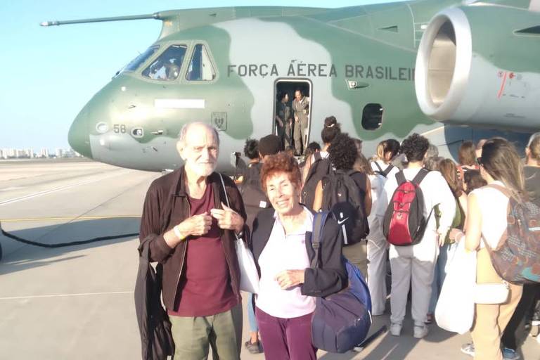 O casal Bernardo e Paula diante de avião da FAB em Tel Aviv 