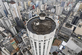 Reformas em predios e tombamento que representam a arquitetura moderna de Sao Paulo. Vista do topo do edificio do antigo SP Hilton Hotel na av Ipiranga