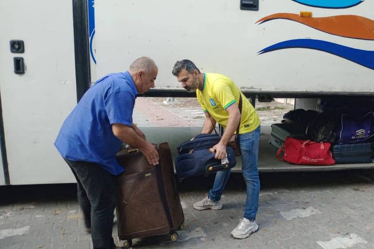 Homens carregam o ônibus fretado pelo Itamaraty para retirar brasileiros de escola em Gaza