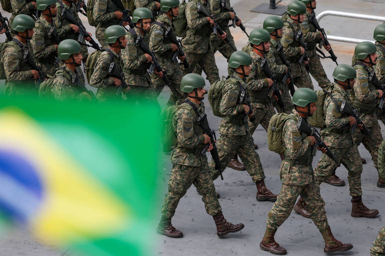 Desfile militar em celebração de 201 anos da independência do Brasil, em São Paulo