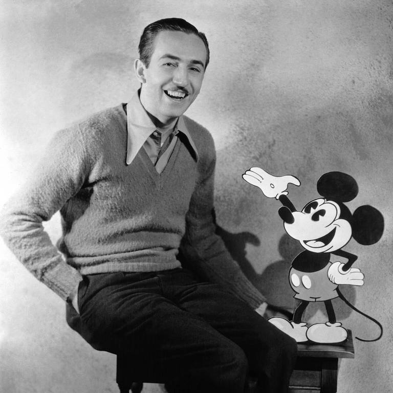 Walt Disney ao lado do desenho de Mickey Mouse