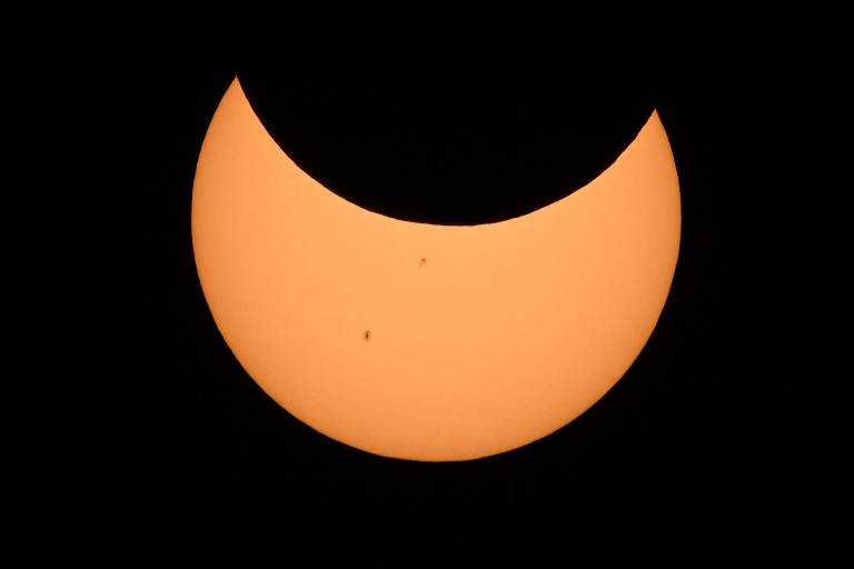 Confira imagens do eclipse anular deste sábado