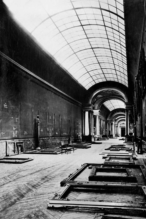 Em agosto 1939, dias antes da invasão alemã à Polônia, todos os quadros da Grande Galeria do Louvre foram evacuados apressadamente