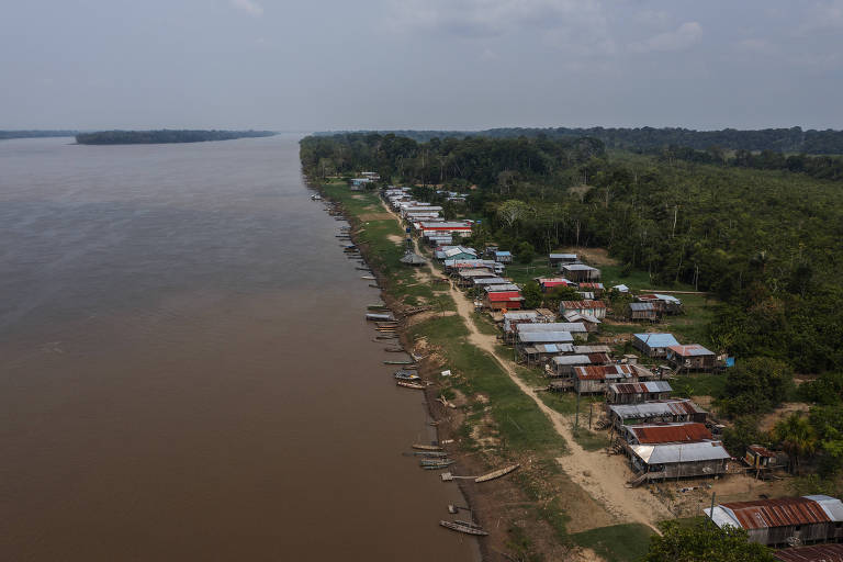 Água do rio Solimões ao lado da Terra Indígena Porto Praia, na Amazônia