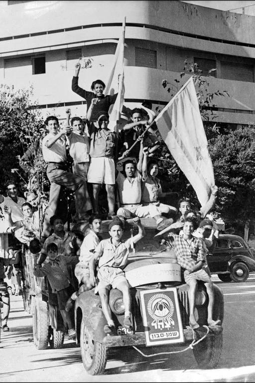 Em 4 de maio de 1948, jovens judeus celebram a proclamação do Estado de Israel em Tel Aviv