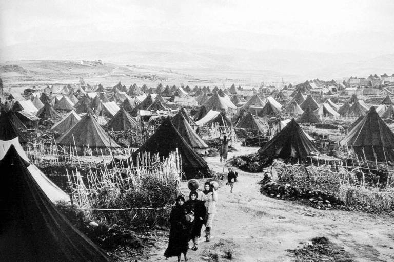 Mulheres palestinas carregam seus pertences no campo de refugiados de Naher al-Bared, no norte do Líbano