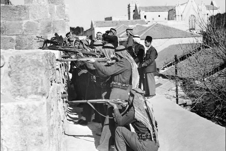 Em 6 de março de 1948, soldados das forças aliadas da Legião Árabe abrem fogo a partir do setor leste de Jerusalém contra combatentes judeus da Haganah, a força de autodefesa judaica, durante o primeiro conflito árabe-israelense