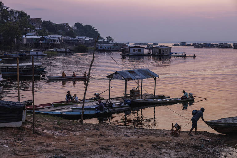 Casas flutuantes do rio Solimões boiando nas águas em 2022