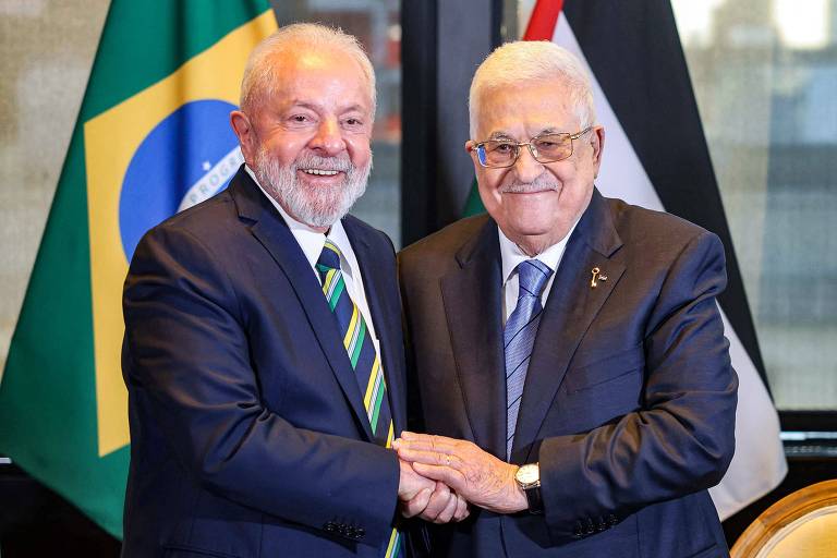 Lula (PT) cumprimenta o presidente da Autoridade Palestina, Mahmoud Abbas, durante a Assembleia-Geral das Nações Unidas, em Nova York, em setembro