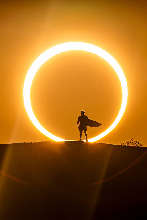 Surfista Ítalo Ferreira faz homenagem ao ouro olímpico durante eclipse solar anular