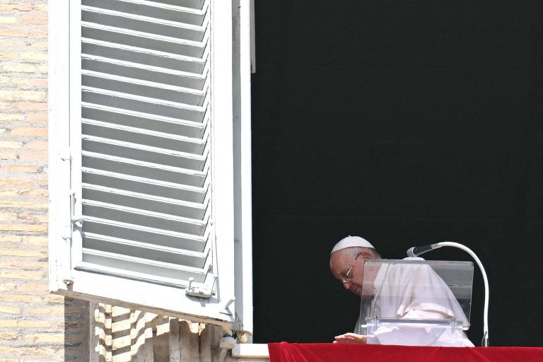 Pope Francis leaves at the end of his Sunday Angelus prayer in St.Peter's Square at the Vatican on October 15, 2023. Pope Francis called on October 15, 2023 for humanitarian corridors to allow the delivery of essentials to the Gaza Strip, which is under heavy Israeli bombardment following a bloody attack by its rulers, Hamas. (Photo by Alberto PIZZOLI / AFP)