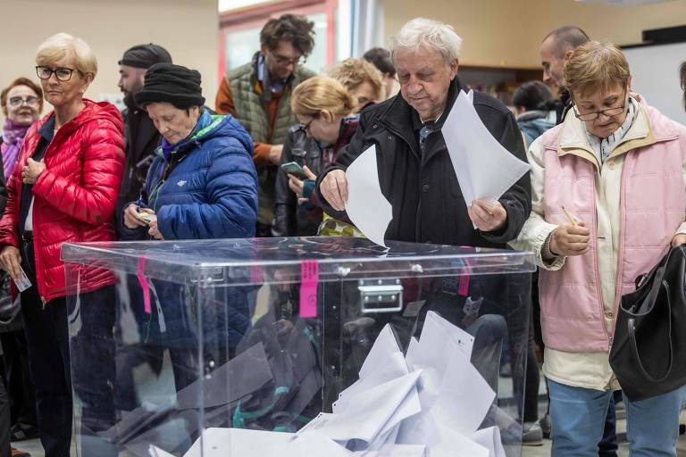 Governo vence sem maioria na Polônia, diz boca de urna