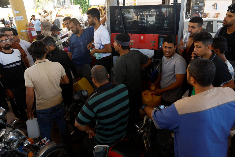 Fila para encher galões com combustível, em Khan Yunis