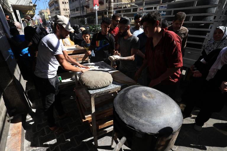 Palestinos se aglomeram para conseguir pão em meio a conflito entre Israel e o Hamas
