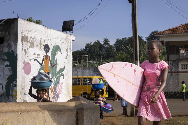 Habituadas ao trabalho na água doce, meninas de São Tomé encontram sorriso na água salgada