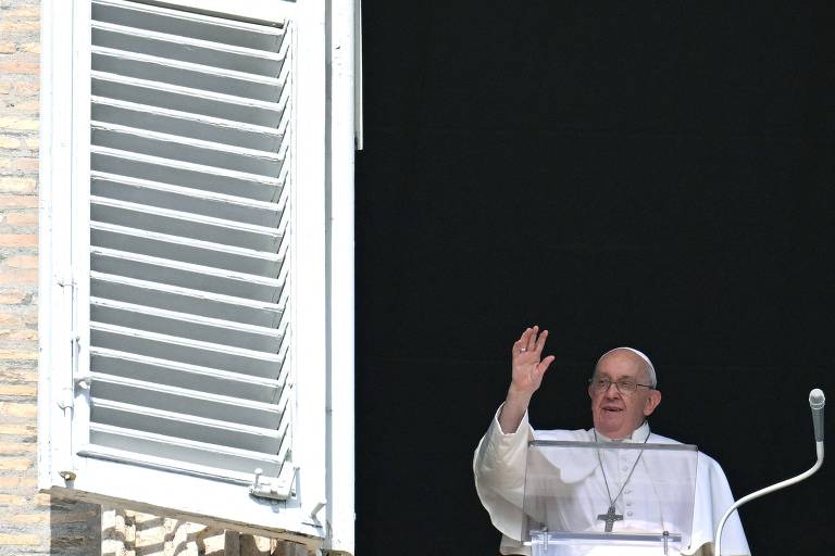Papa acena de uma janela aberta