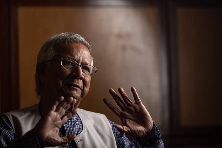 Muhammad Yunus gesticula durante entrevista
