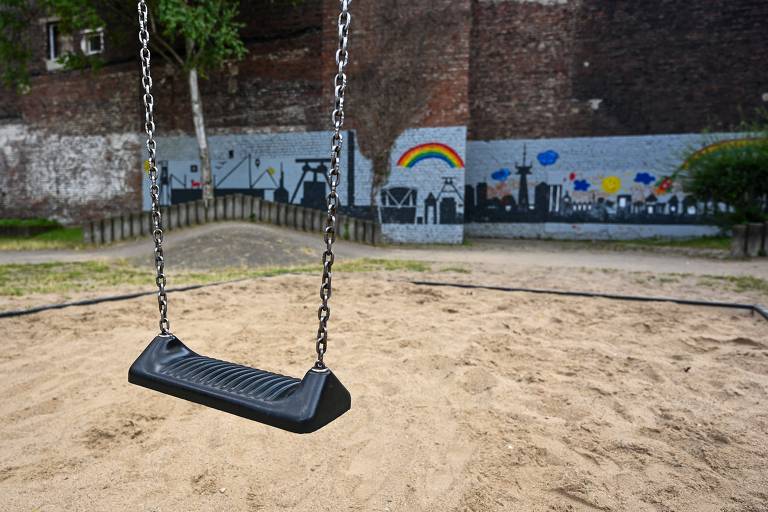 Balanço vazio em playground 