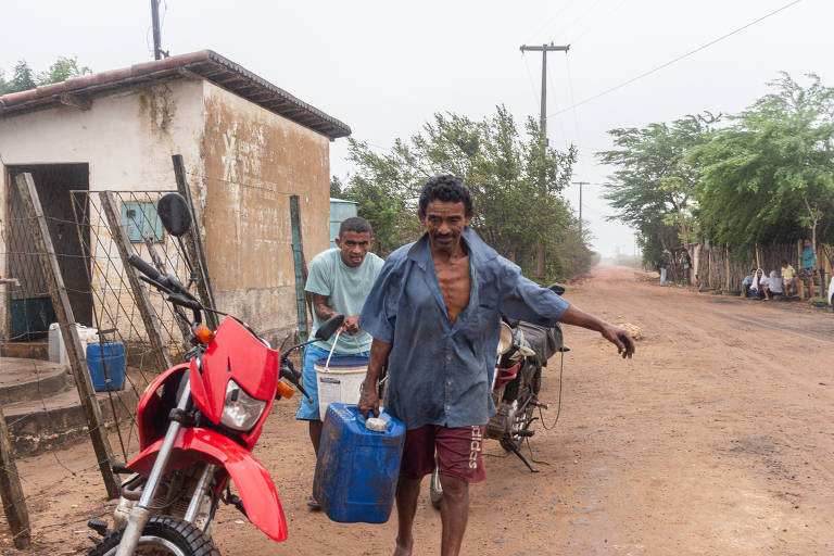 Moradores usam baldes e galões para transportar água em João Câmara, RN; na busca por água, histórias que envolvem privilégios e outras relações de poder, casos de conflitos e favores eleitorais são alardeados como típicos nas comunidades do Território Indígena Mendonça. Depoimentos nessa direção se espalham também na porção do território indígena encravada em João Câmara.