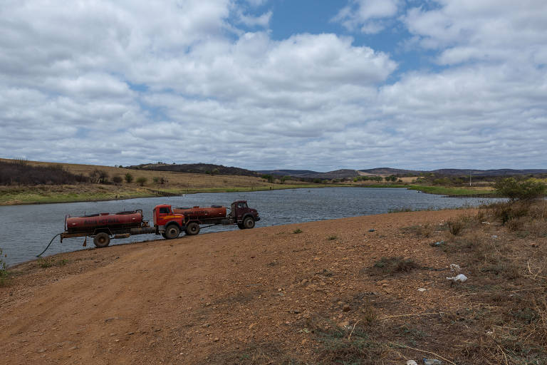 Caminhões-pipa reabastecem em barragem perto da zona urbana de Betânia do Piauí, que não tem sistema de abastecimento de água; cidade não foi beneficiada com recursos de verbas parlamentares.